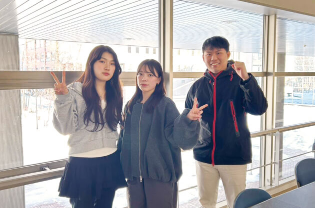 カナダ・CornerstoneCommunity Collegeへの認定留学（3年Kさん、Fさん）、マレーシア・マラヤ大学への交換留学（3年Tさん）