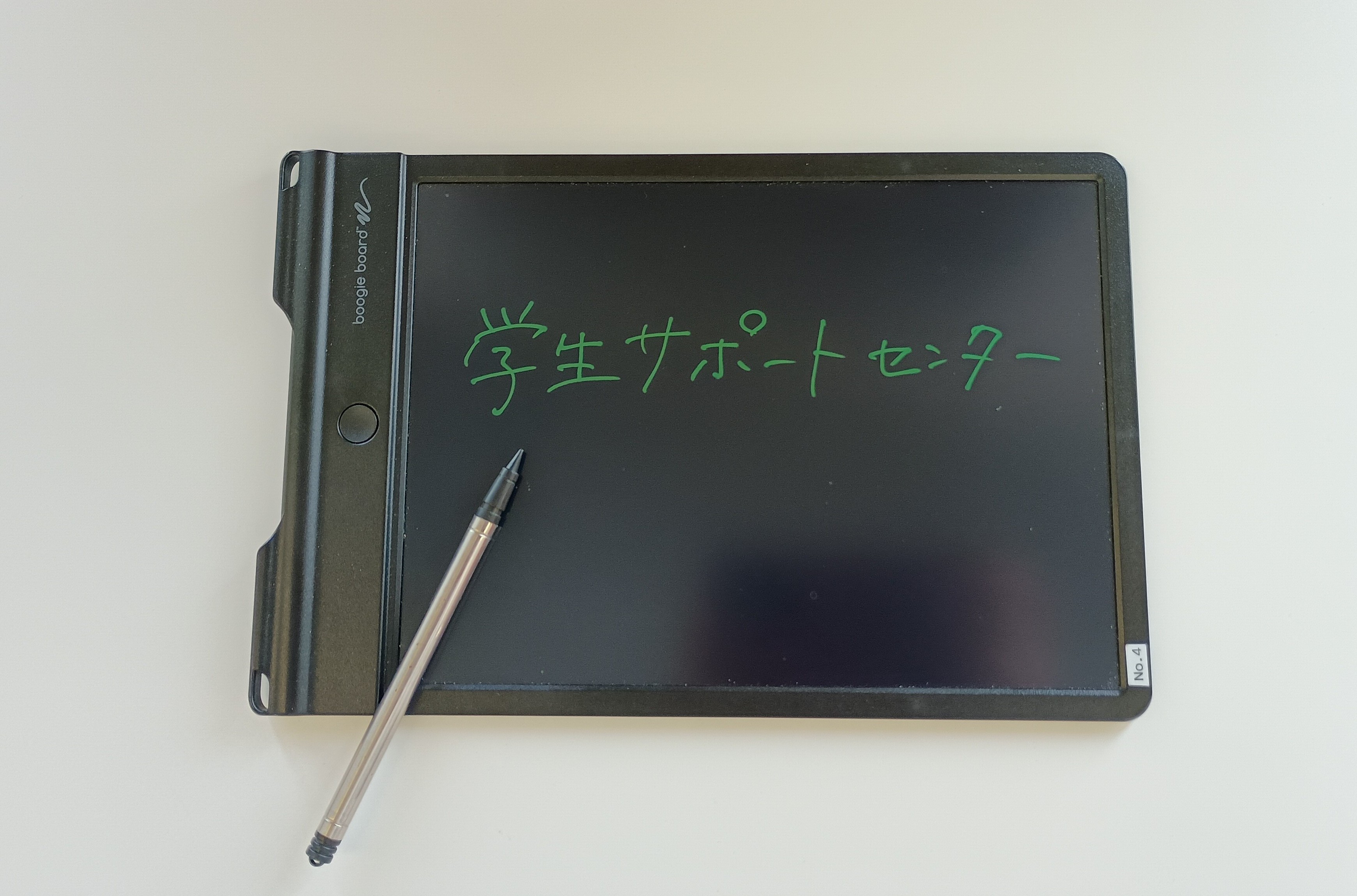 指先でも書けて、コミュニケーションツールとしても利用されている電子メモパッドの貸し出しを行っています。
