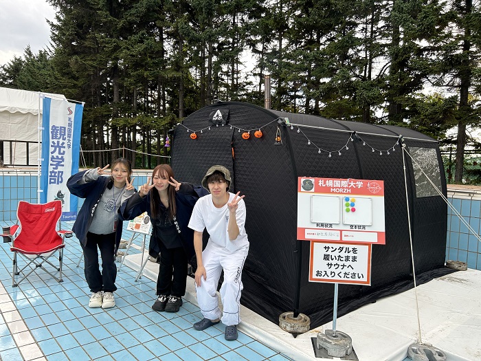 テント前に立つ藤崎ゼミの学生たち