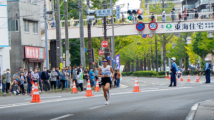 5区を走る佐藤わかなさん