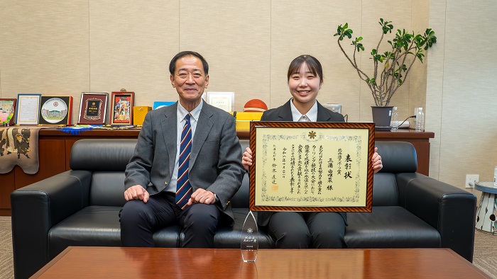 学長へ報告する三浦さん（写真右）