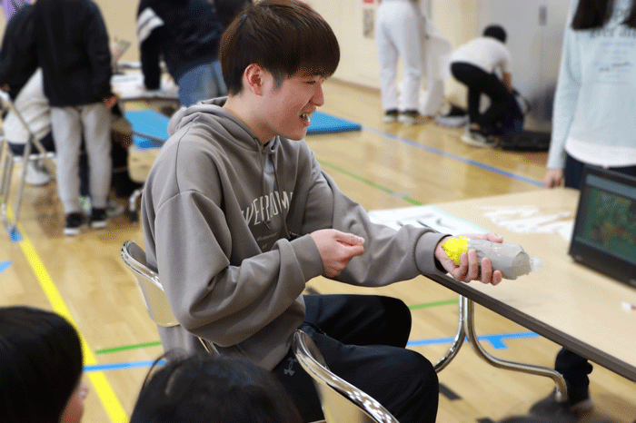 子どもと遊ぶ留学生