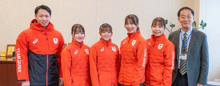 札幌国際大学　学長とカーリング選手たち札幌国際大学　学長とカーリング選手たち