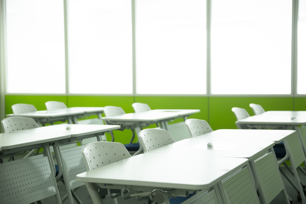 椅子と机　教室