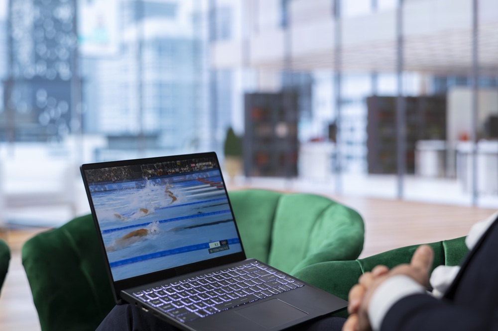 PC画面を見るビジネスマン