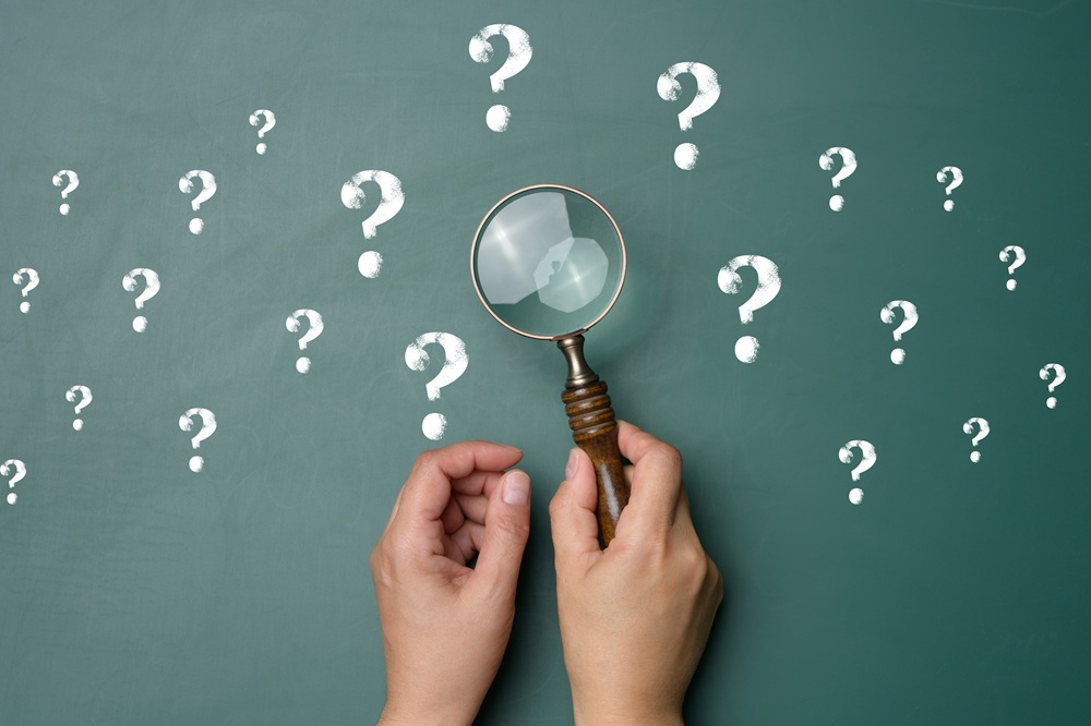 はてなマークが黒板に浮かんでいる