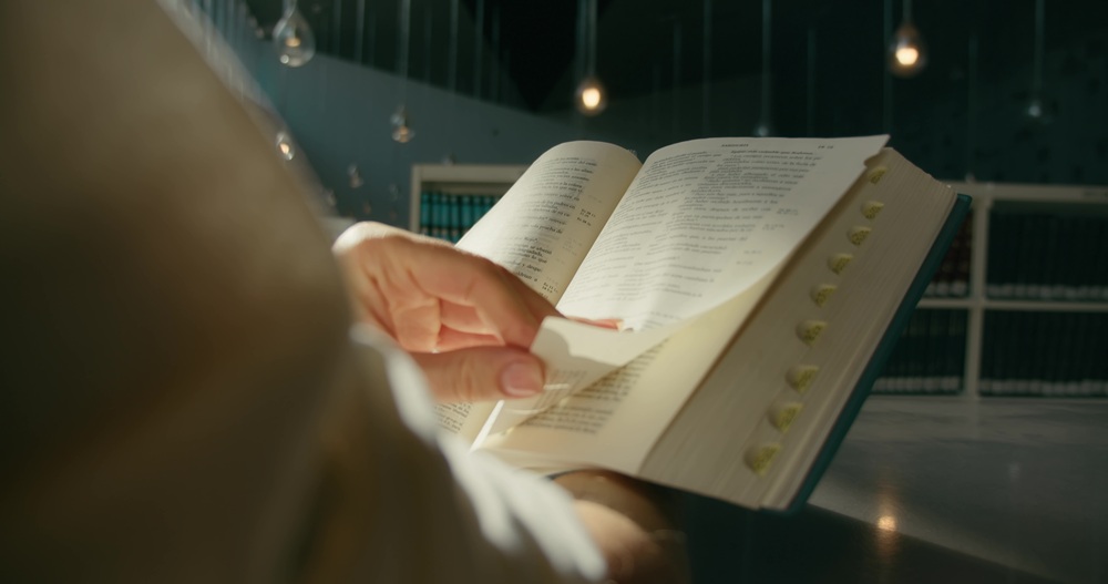 図書館で本をめくる