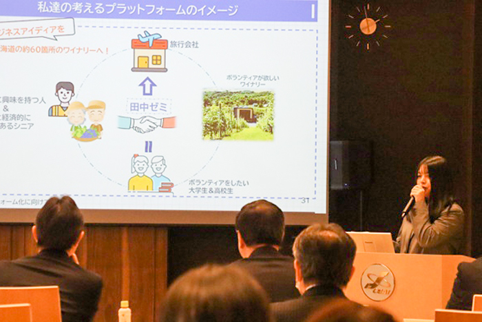 観光ビジネスアイデアコンテストで発表するＳさん