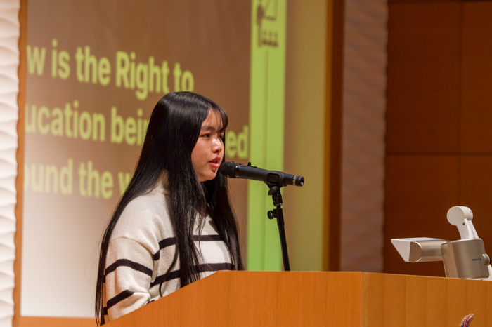 英語プレゼンテーションコンテストで発表するSさん