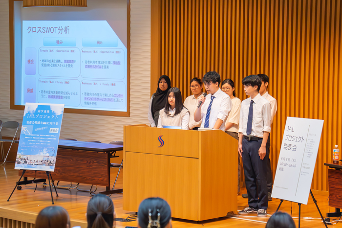 JAL社員へ企画を発表するSさん