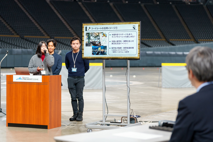 札幌ドームの活用に関するプロジェクトで社長へプレゼンするSさん