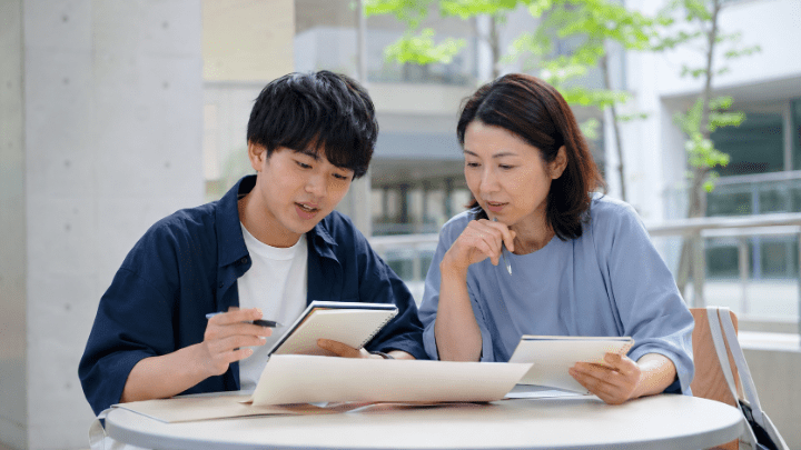 オープンキャンパス参加後に親子で確認内容を振り返る様子