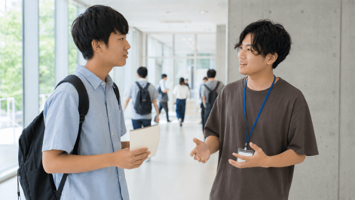 オープンキャンパスで在学生に学生生活を質問する高校生