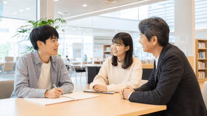 オープンキャンパスの個別相談で質問する高校生