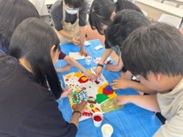 グループで1枚の紙を囲み、指や手で描きます　札幌国際大学　臨床心理
