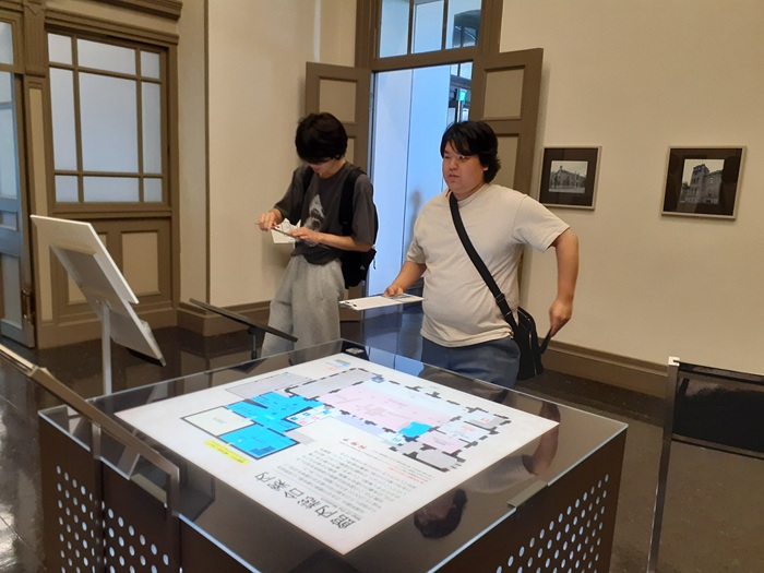 金融資料館内で資料確認