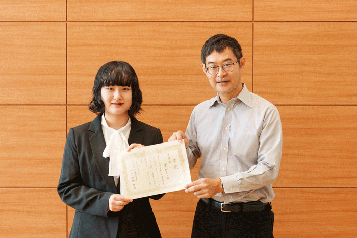 写真：左からゼミ長牧野さん、東海大学田畑教授